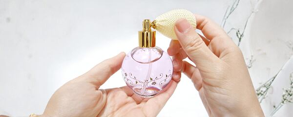 Niche parfémy místo mainstreamu: Proč stále více lidí hledá originalitu