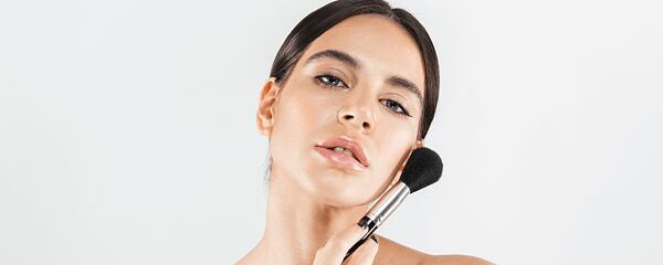 Grunge makeup 2025: Návrat 90. let v moderní „clean“ verzi