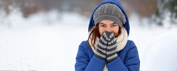 Zimní péče o vlasy: Jak udržet vlasy hydratované, vyživené a krásné i v lednu